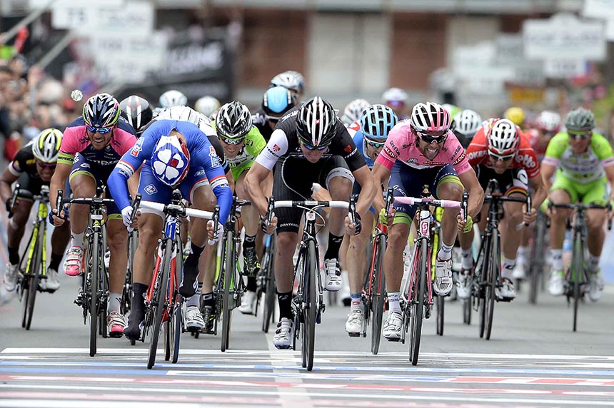 Nacer Bouhanni domina lo sprint della 7a tappa del Giro d'Italia davanti a Nizzolo e Mezgec © Photo La Presse/RCS Sport